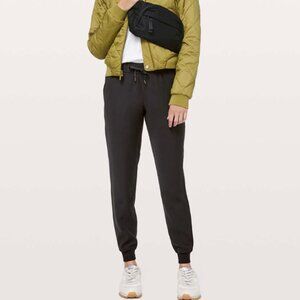 Women Lululemon On The Fly Jogger Medium Rise Casual Athletic in Black Size 10